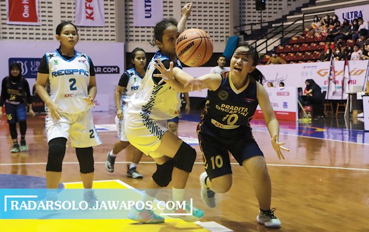 BERJIBAKU: Pertandingan tim basket putri SMA Regina Pacis Surakarta melawan SMA Pradita Dirgantara Boyolali di Sritex Arena, Senin (10/10). (M. IHSAN/RADAR SOLO)