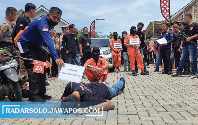 LENGKAPI BUKTI: Rekonstruksi kasus penganiayaan yang berujung kematian Alan Suryawan digelar Polres Sukoharjo di perumahan kawasan Alas Kethu, Kecamatan Wonogiri Kota, Selasa (11/10). (IWAN ADI LUHUNG/RADAR SOLO)