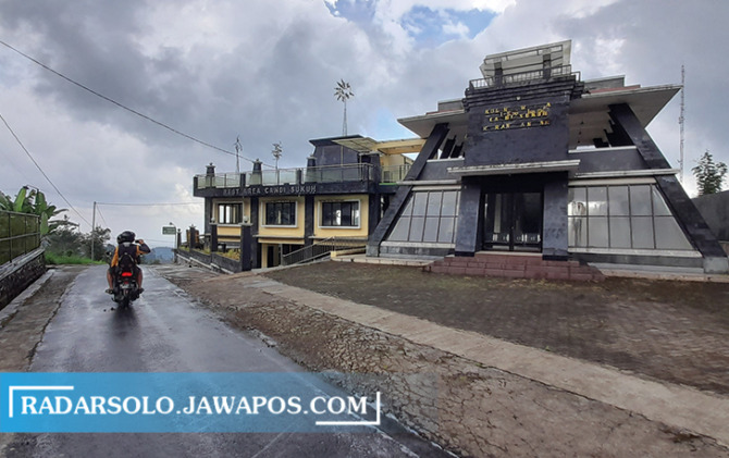 TAK TERAWAT: Bangunan rest area di kawasan Candi Sukuh yang cukup lama terbengkalai. (RUDI HARTONO/RADAR SOLO)