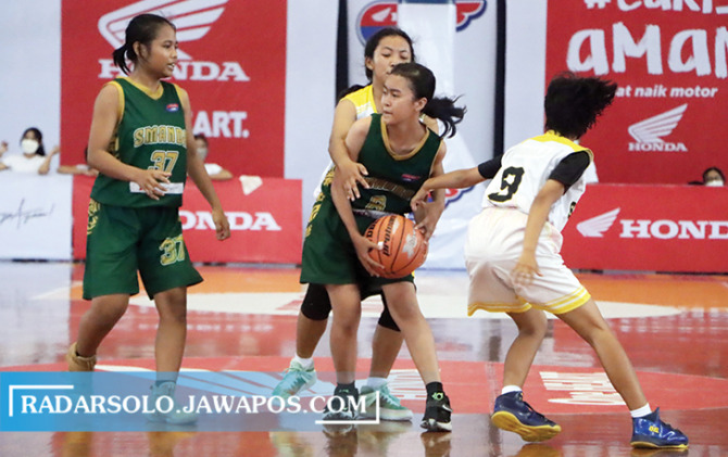 LOLOS FINAL: Tim basket putri SMAN 2 Kebumen (jersey hijau) bererbut bola dengan tim basket putri SMAN 3 Klaten, Selasa (11/10). Smanda Kebumen berhasil menang dan melaju ke final. (M. IHSAN/RADAR SOLO)