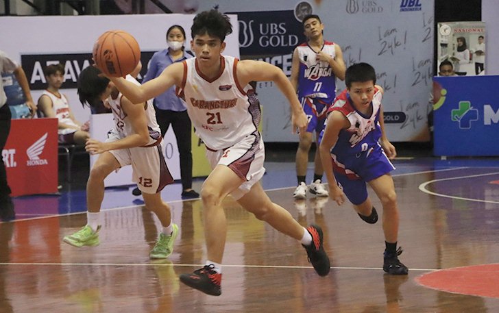 GAGAL BACK TO BACK CHAMPION: Pemain SMA Karangturi Semarang berhasil mendribble bola melalui pemain SMA Warga Surakarta dalam laga Big Four Honda DBL with KFC 2022 Central Java Series di Sritex Arena, Kamis (13/11). Dalam laga ini SMA Karangturi menang da