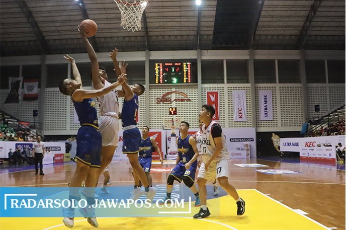 KETAT: Laga antara SMK Santo Mikael Surakarta vs SMA Pradita Dirgantara berlangsung ketat, Selasa (11/10). SMK Mikael yang menjadi pemenang dan maju ke Big Four. (M. IHSAN/RADAR SOLO)
