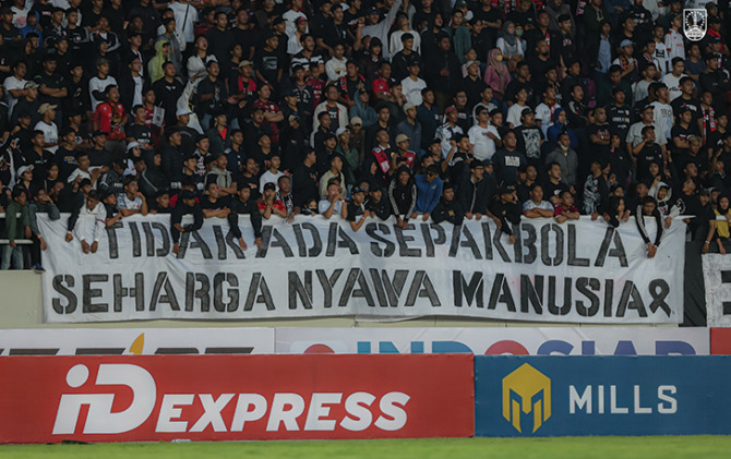 BAHAN EVALUASI: Ilustrasi suporter Persis Solo yang membentangkan spanduk bentuk keprihatinan. (PERSIS SOLO OFFICIAL)