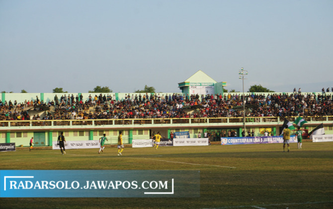 AKAN DIREHAB: Stadion Trikoyo Klaten saat digunakan untuk laga PSIK Klaten vs AT Farmasi Surakarta dalam Liga 3 Jawa Tengah. Tahun depan dimulai dengan penyusunan DED. (ANGGA PURENDA/RADAR SOLO)