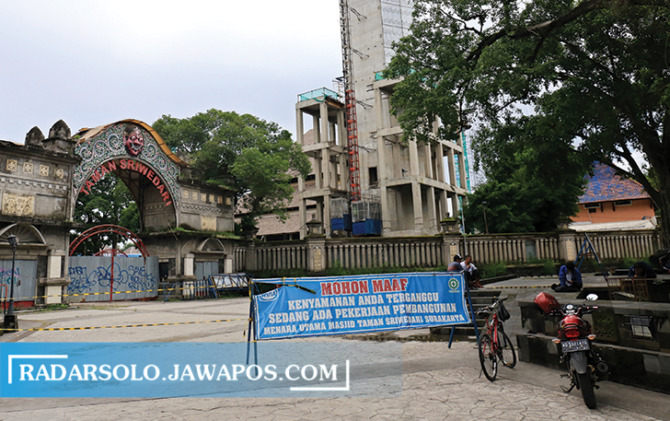 KURANG TERAWAT: Warga beristirahat di kawasan Plaza Sriwedari belum lama ini. (DAMIANUS BRAM/RADAR SOLO)
