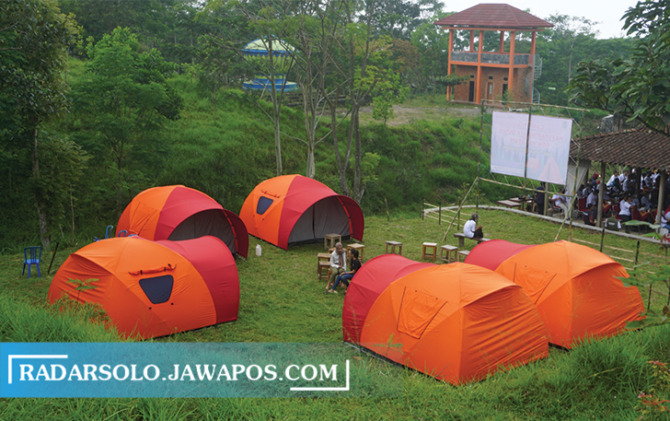 WAHANA BARU: Sejumlah tenda milik BUMDes Balerante yang disewa wisatawan untuk berkemah di Taman Ledok Sari. (ANGGA PURENDA/RADAR SOLO)