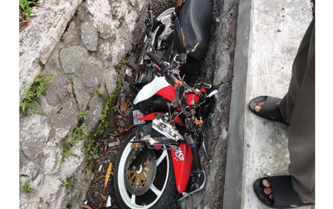 Sepeda motor korban dalam kondisi ringsek, berada tak jauh dari temuan mayat pria tanpa identitas dalam selokan di Jalan Perintis Kemerdekaan, Tegalwirih, Mojosongo, Selasa (25/10). (RAGIL L/RADAR SOLO) 
