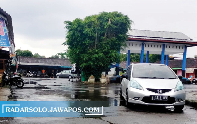 MULAI RAMAI: Terminal Jumapolo jadi tempat transit bus AKAP jurusan Jatipuro-Jakarta. (RUDI HARTONO/RADAR SOLO)