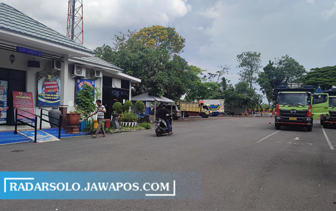 SUMBER PAD: Uji kelayakan kendaraan di Dishub Sragen. (AHMAD KHAIRUDIN/RADAR SOLO)