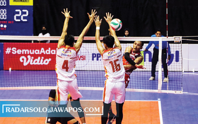 MENEGANGKAN: Pertandingan antara tim putra Berlian Bank Jateng (BBJ) melawan Indomaret dalam ajang Livoli Divisi Utama di Sritex Arena, kemarin (19/10). (M IHSAN/RADAR SOLO)