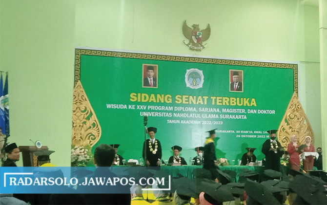 MENATAP MASA DEPAN: Pelaksanaan sidang senat terbuka wisuda ke XXV Universitas Nahdlatul Ulama Surakarta periode 2022/2023 di Kampus II setempat, kemarin (26/10). (MANNISA ELFIRA/RADAR SOLO)