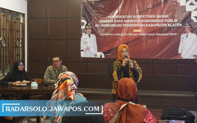 Tenaga profesional Lembaga Ketahanan Nasional (Lemhanas) RI Dwi Hemuningsih saat memberikan materi kepada peserta workshop jurnalistik di salah satu resto di Klaten. (ANGGA PURENDA/RADAR SOLO)