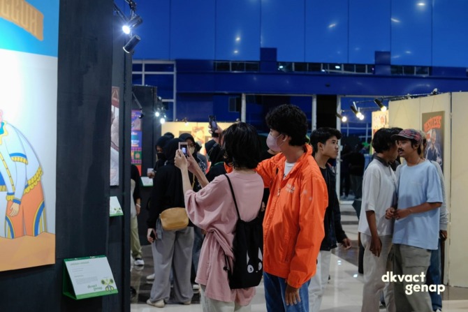 MERIAH: Pengunjung melihat karya seni di pameran DKVACT #8 di Gedung Biru STC, Kawasan Solo Technopark, 28 Oktober lalu. (PANITIA DKVACT #8 FOR RADAR SOLO)
