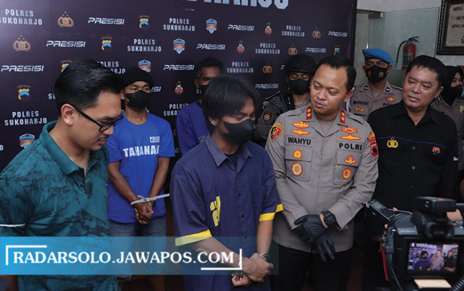 MINTA KETERANGAN: Kapolres Sukoharjo AKBP Wahyu Nugroho Setyawan (dua dari kanan) meminta keterangan pelaku begal di Jalan Raya Bulu-Tawangsari. (IWAN KAWUL/RADAR SOLO)