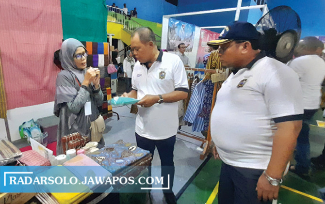 KREATIF: Bupati Karanganyar Juliyatmono kunjungi salah satu booth UMKM di GOR RM Said, Kamis malam (10/11). (RUDI HARTONO/RADAR SOLO)