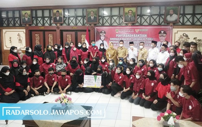 PEMIHAKAN: Bupati Sukoharjo Etik Suryani bersama puluhan peserta pelatihan BLK, Selasa (1/11). (IWAN KAWUL/RADAR SOLO)