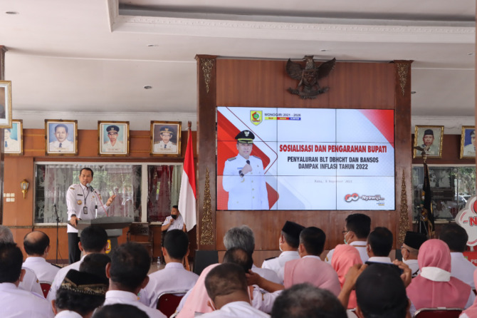 SAMBUTAN: Bupati Wonogiri Joko Sutopo sosialisasi penyaluran BLT DBHCHT di pendapa rumdin bupati, Rabu (9/11). (SETDA WONOGIRI FOR RASO)