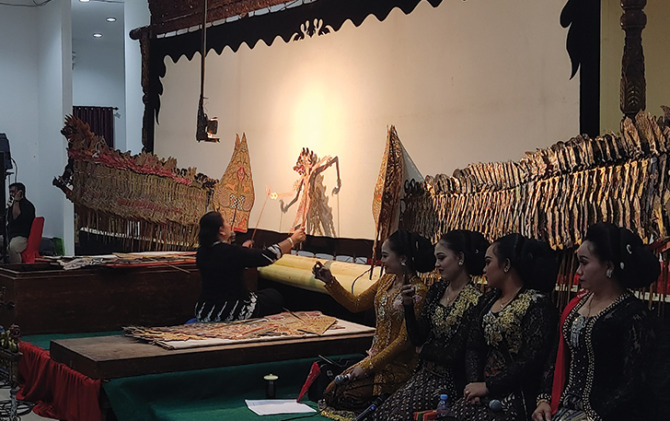 PIAWAI: Dalang perempuan tampil di kantor Disdikbud Wonogiri. (DISDIKBUD WONOGIRI FOR RASO)