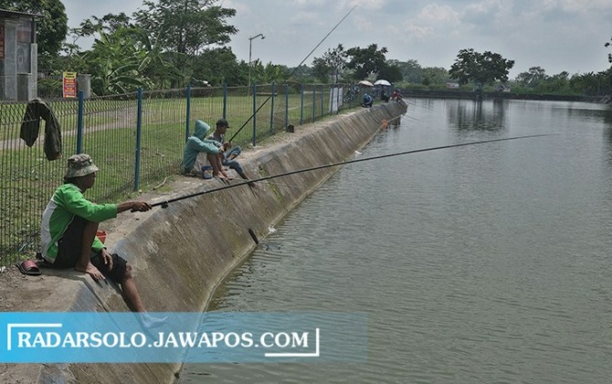 HOBI: Para pemancing yang mencari peruntungan di embung yang ada di Desa Bendosari, Sawit, Boyolali, Senin (14/11). (ARIEF BUDIMAN/RADAR SOLO)