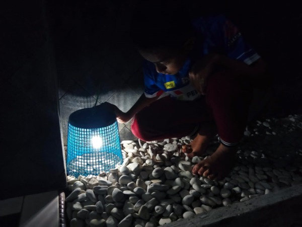 KAYA MAKNA: Tempat mengubur ari-ari buah hati Herry Subeno, warga Wonokarto, Wonogiri yang diberi lampu penerangan. Diharapkan, dalam mengarungi kehidupan, si jabang bayi selalu mendapatkan jalan terang. (DOK. PRIBADI)