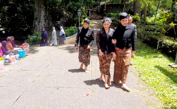 Kaesang Pangarep dan Erina S Gudono saat berziarah di makam-makam raja Pura Mangkunegaran di Astana Mangadeg dan Astana Girilayu, Kecamatan Matesih, Karanganyar, Selasa (29/11).