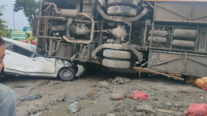 RINGSEK: Bus Garuda Mas menimpa mobil di Jalan Sragen-Ngawi, Tunjungan, Sambungmacan, Sabtu (12/11). (AHMAD KHAIRUDIN/RADAR SOLO)