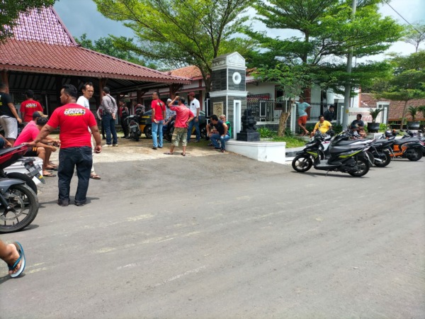 RAMAI: Balai Desa Manggis digeruduk massa salah satu bakal calon kepala desa (bacakades) Galih Hadi Saputro, Selasa (22/11). (RAGIL LISTIYO/RADAR SOLO)