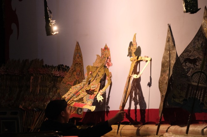 NGURI-URI BUDAYA: Parade seni wayang kulit di halaman Gedung Sunan Pandanaran RSPD Klaten. (ANGGA PURENDA/RADAR SOLO)