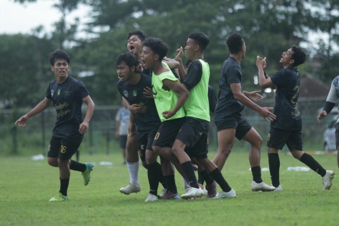 PERSIAPAN: Pemain sepak bola Kota Solo merayakan gol ke gawang Sukoharjo di Gelora Merdeka Sukoharjo, Minggu (27/11).  (TIM PORPROV SOLO FOR RADAR SOLO)