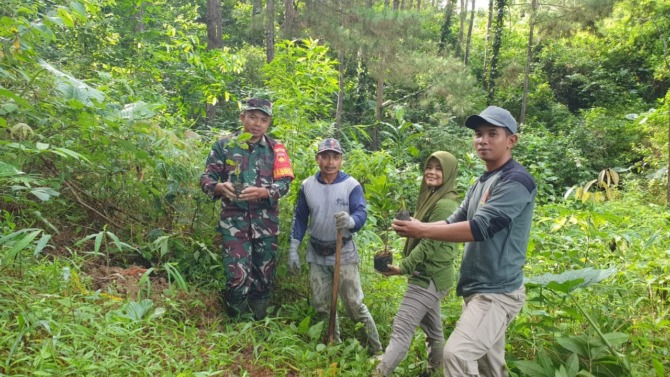 PEDULI LINGKUNGAN: Penanaman bibit buah di hutan wilayah Desa Ngambarsari, Karangtengah, Sabtu (12/11). (KADES NGAMBARSARI FOR RASO)