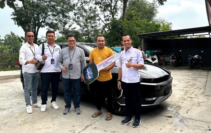 Manajemen BANK BRI serahkan hadiah Mobil Listrik Hyundai Ioniq 5 Prime kepada Eko Prasetyo (dua dari kanan) dalam program undian Britama FSTVL.