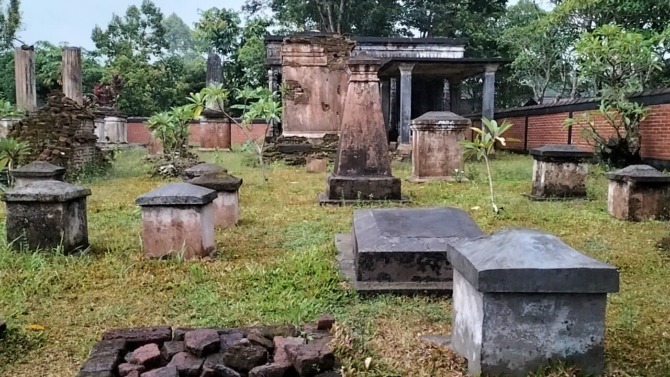 SAKSI KEJAYAAN: Kondisi kerkhof yang ada di Desa Candi, Kecamatan Ampel, Boyolali. (RAGIL LISTIYO/RADAR SOLO)