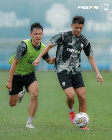 PERSIAPAN: Pemain Persis Solo saat menjalani latihan training center di Johor, Malaysia. Rencananya Persis Solo bakal menghadapi JDT FC, Sabtu (12/11) malam.  (PERSIS SOLO OFFICIAL)