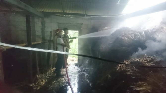 BIKIN GEGER: Damkar tengah memadamkan api di tumpukan jerami yang ada di Dusun Ngliyangan, Desa Klego, Kecamatan Klego, Boyolali, Rabu (2/11). (RAGIL LISTYO/RADAR SOLO)