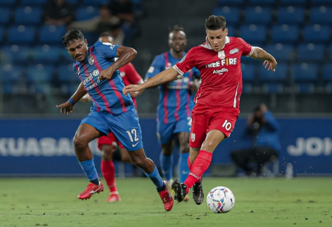 BERJIBAKU: Gelandang Persis Solo Alexis Messidoro (kanan) saat bermain melawan Johor Darul Ta