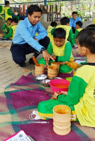 TAK TAKUT KOTOR: Siswa SDIT Nur Hidayah membuat jamu tradisional dalam proses belajar mengajar di sekolah setempat belum lama ini. (SDIT NUR HIDAYAH FOR RADAR SOLO)