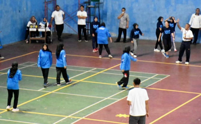 ASN Pemkab Karanganyar dan BUMD bersemangat memainkan gobak sodor di GOR Raden Mas Said, Selasa (1/11/2022). (RUDI HARTONO/RADAR SOLO)