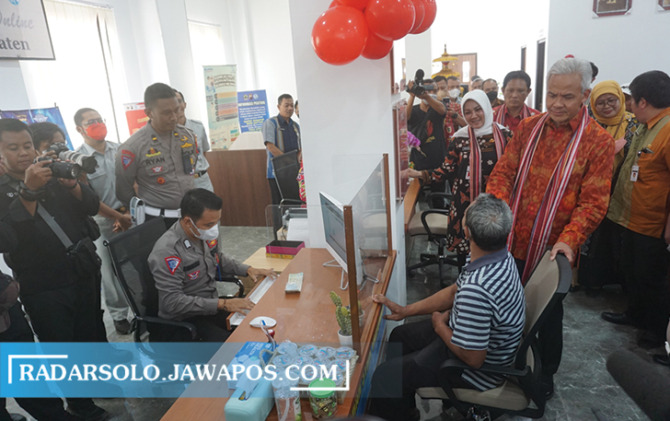 SOFT LAUNCHING: Gubernur Jawa Tengah Ganjar Pranowo bersama Bupati Klaten Sri Mulyani melihat salah satu layanan di MPP Klaten, Selasa (22/11). (ANGGA PURENDA/RADAR SOLO)