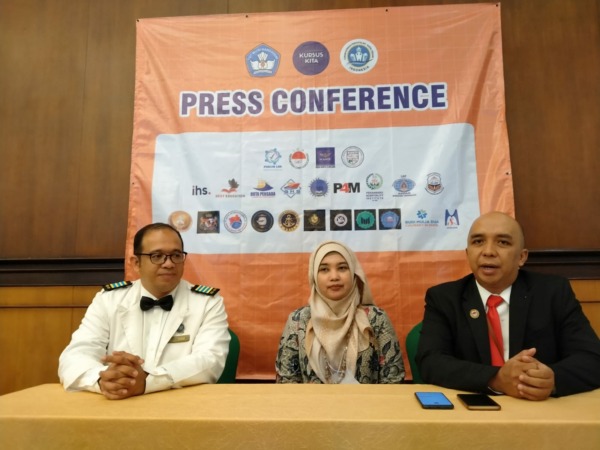 Dari kiri, Ketua DPP Forum Kursus Perhotelan dan Kapal Pesiar Indonesia Theo George Gill, perwakilan Direktorat Jenderal Pendidikan Vokasi Kementerian Pendidikan, Kebudayaan, Riset dan Teknologi Fitria Yolanda, dan Ketua Lembaga Sertifikasi Kompetensi Aji