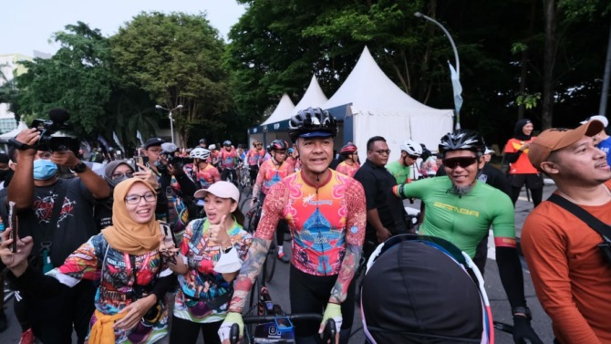 Gubernur Jawa Tengah Ganjar Pranowo bersama para peserta Tour de Borobudur di Stadion Manahan, Minggu (6/11). Tour de Borobudur hari kedua ini mengambil start dari Stadion Manahan hingga Candi Borobudur. (MANISA ELFIRA/RADAR SOLO)
