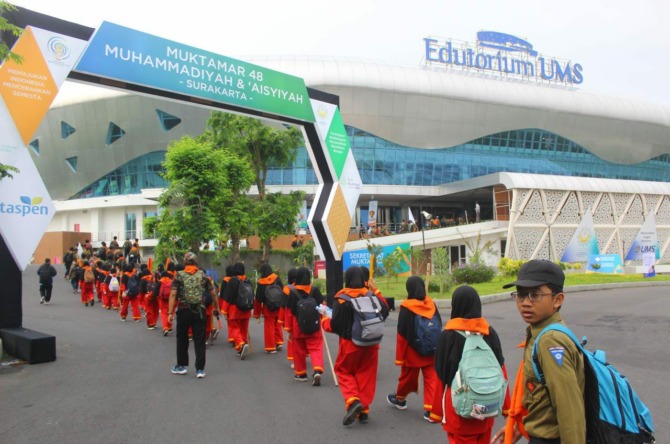 Santriwan dan santriwati Ponpes Dimsa Sragen tiba di Edutorium UMS setelah melakukan long march sejauh 48 kilometer untuk memberikan sumbangan sembako dapur umum bagi penggembira Muktamar ke-48 Muhammadiyah-Aisyiyah, Rabu (16/11/2022). (DOK.UMS)