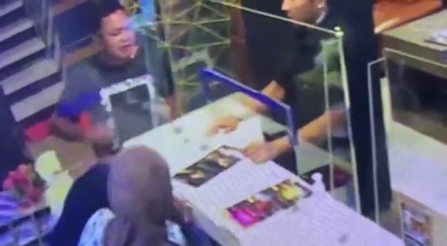 Salah seorang pelaku penganiayaan terekam berbincang dengan karyawan PA Karaoke sebelum melakukan penganiyaan, Senin malam ((21/22/2022). (SCREEN SHOOT CCTV).