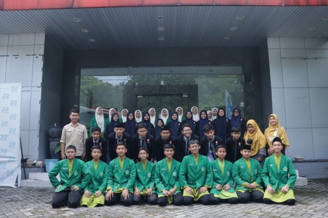 Siswa dan Siswi SMP Darul Ihsan Muhammadiyah (Dimsa) Sragen berpose di akses utama kantor Radar Solo di sela mengikuti pelatihan penulisan jurnalistik, Kamis (24/11). (M.IHSAN/RADAR SOLO).