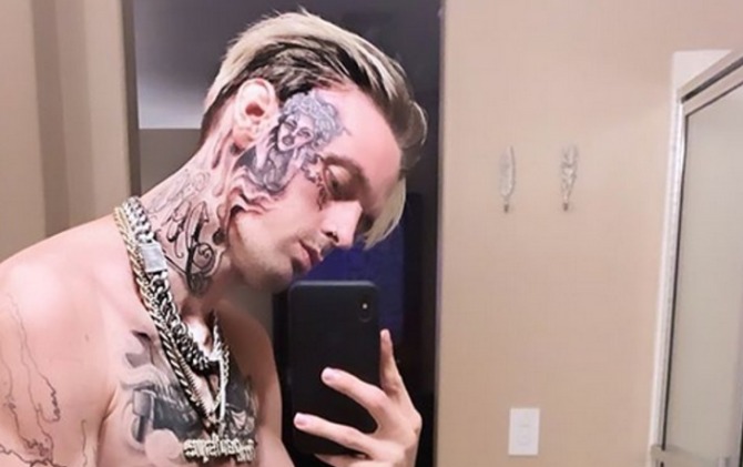 Penyanyi Aaron Carter ditemukan meninggal dunia di kamar mandi rumahnya.