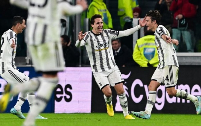 Gelandang Juventus Nicolo Fagioli (tengah) melakukan selebrasi dengan penyerang Federico Chiesa (kanan) dalam pertandingan Liga Italia lawan Inter Milan di Allianz Stadium, Senin (7/11). (ANTARA/AFP/MIGUEL MEDINA)