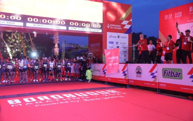 Gubernur Jateng Ganjar Prabowo melepas para runner peserta Borobudur Marathon, Sabtu (12/11).