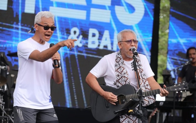 Aksi Gubernur Jateng Ganjar Pranowo dan musisi legend Iwan Fals membius para peserta Borobudur Marathon, Minggu (13/11).