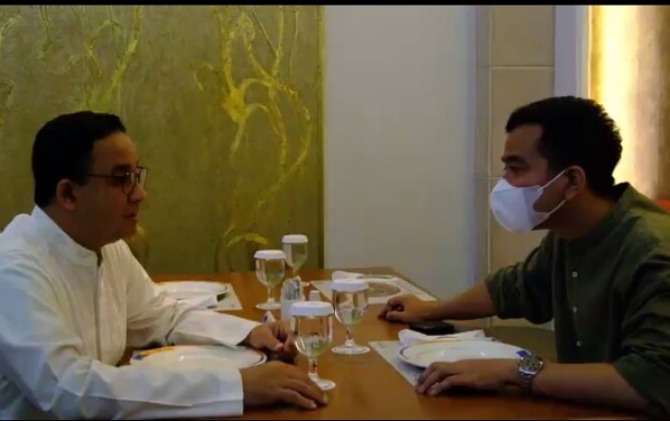 Mantan Gubernur DKI Jakarta Anies Baswedan dan Wali Kota Solo Gibran Rakabuming Raka sarapan bersama di Novotel Hotel Solo, Selasa (15/11). (SILVESTER K/RADAR SOLO)