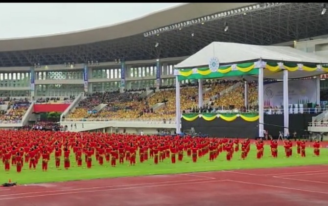 Penampilan 1.200 pendekar tapak suci Muhammadiyah dalam pembukaan Muktamar Ke-48 Muhammadiyah dan Aisyiyah di Stadion Manahan, Sabtu (19/11). (SEPTINA FADYA/RADAR SOLO)