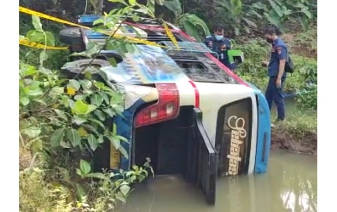 Kondisi minibus yang terperosok ke kolam ikan dalam kecelakaan maut rombongan tilik bayi di Dusun Kepuh, Desa Bumiharjo, Kecamatan Nguntoronadi. (Istimewa)